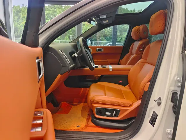 Li Auto L7 — Фото автомобиля 10