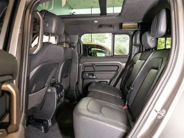 Land Rover Defender — Фото автомобиля 11