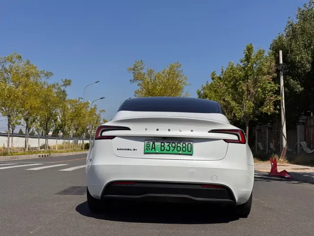 Tesla Model 3 — Фото автомобиля 21