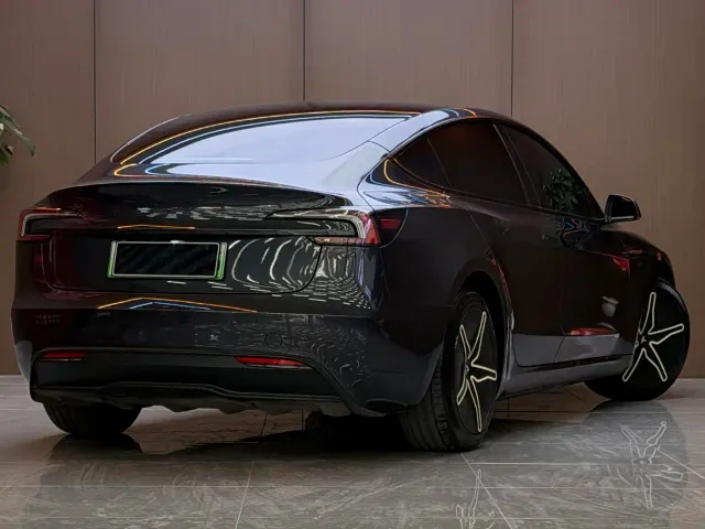 Tesla Model 3 — Фото автомобиля 15