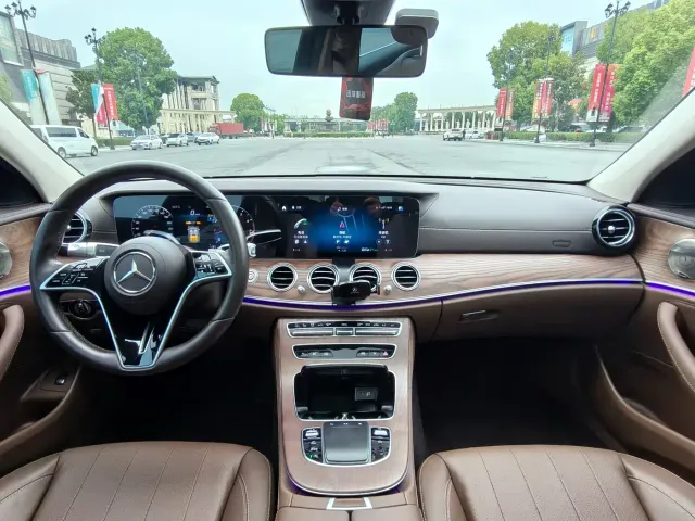 Mercedes-Benz E-Class — Фото автомобиля 17