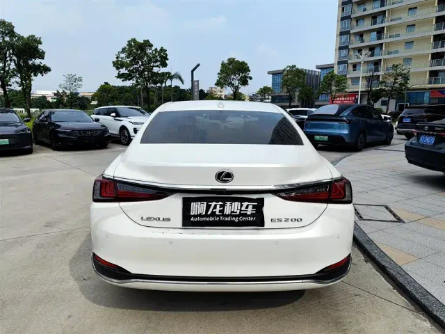 Lexus ES — Фото автомобиля 8