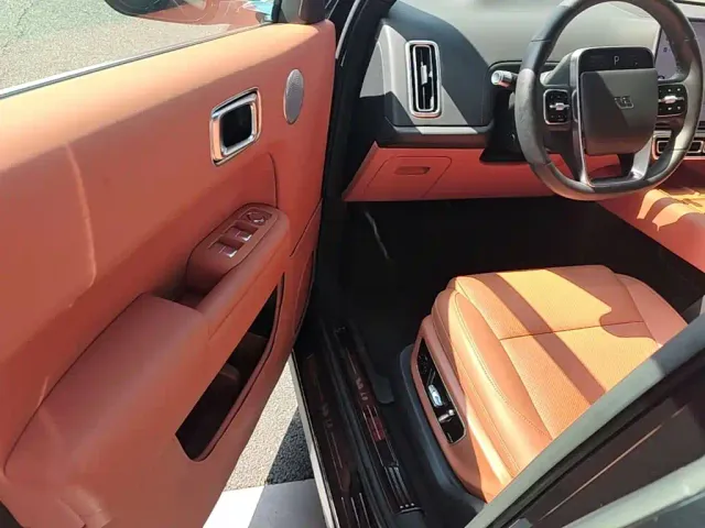 Li Auto L8 — Фото автомобиля 15