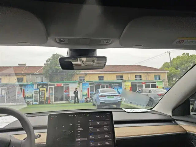 Tesla Model 3 — Фото автомобиля 13