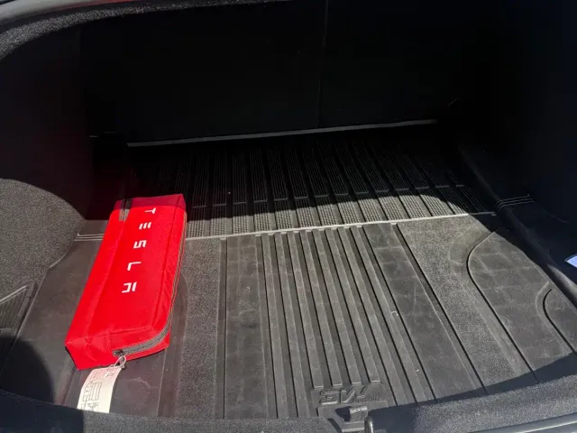 Tesla Model 3 — Фото автомобиля 20