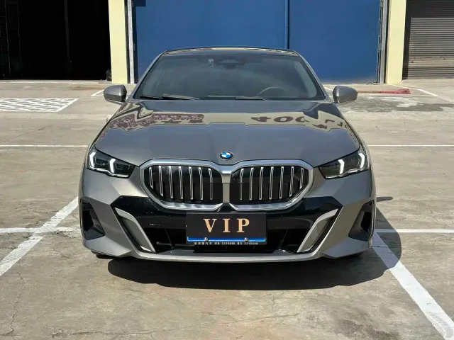 BMW 5 Series — Фото автомобиля 2