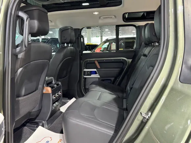 Land Rover Defender — Фото автомобиля 13