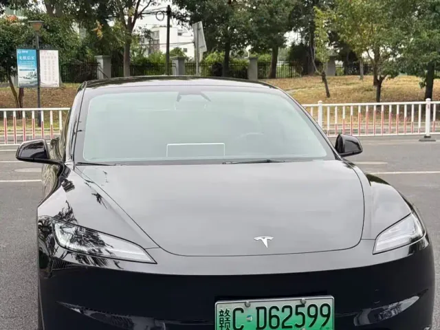 Tesla Model 3 — Фото автомобиля 2