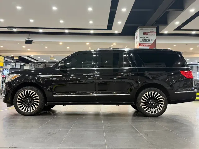 Lincoln Navigator — Фото автомобиля 3
