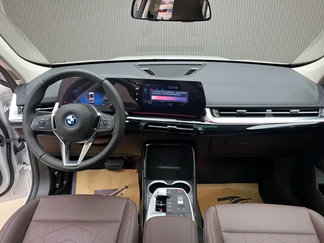 BMW iX1 — Фото автомобиля 7