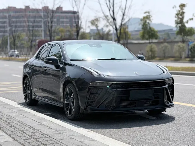 Lynk & Co 03 — Фото автомобиля 3