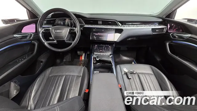 Audi e-tron — Фото автомобиля 7
