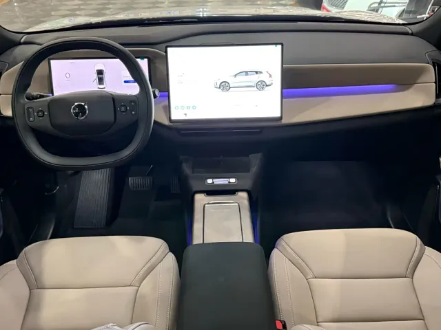 Volvo XC70 Plug-in Hybrid — Фото автомобиля 13