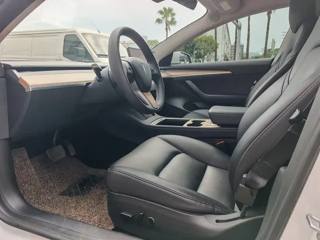 Tesla Model 3 — Фото автомобиля 4