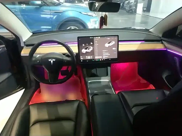 Tesla Model 3 — Фото автомобиля 9