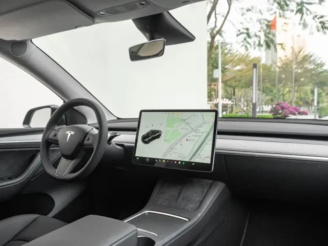 Tesla Model Y — Фото автомобиля 13