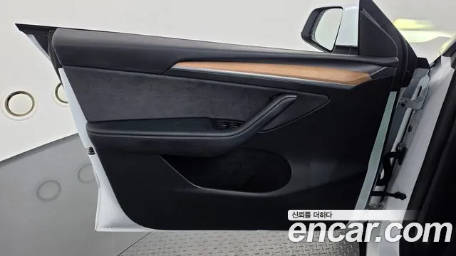 Tesla Model Y — Фото автомобиля 13