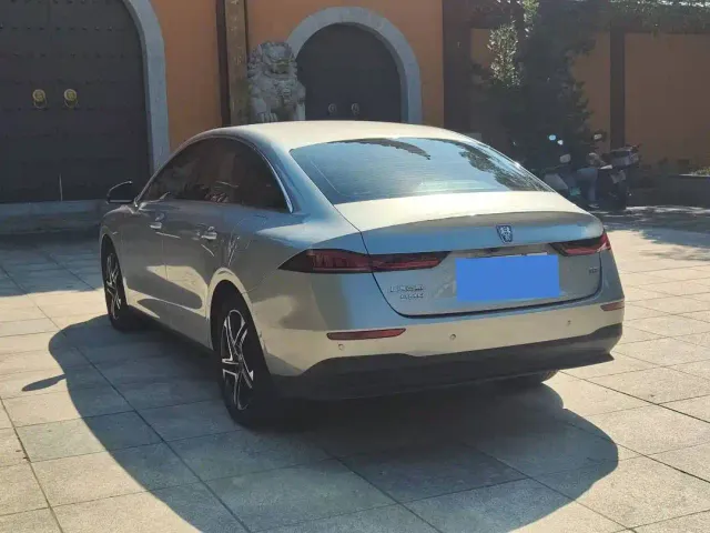 Roewe D7 — Фото автомобиля 9