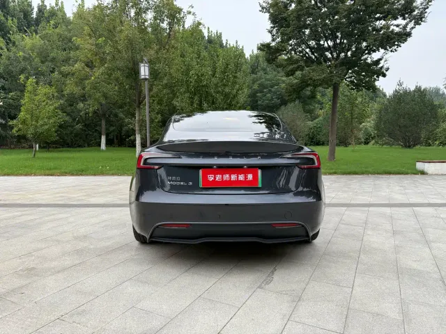 Tesla Model 3 — Фото автомобиля 7