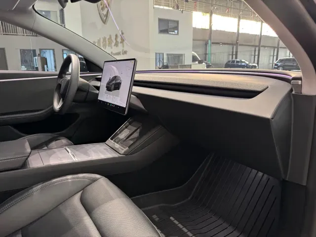 Tesla Model 3 — Фото автомобиля 20