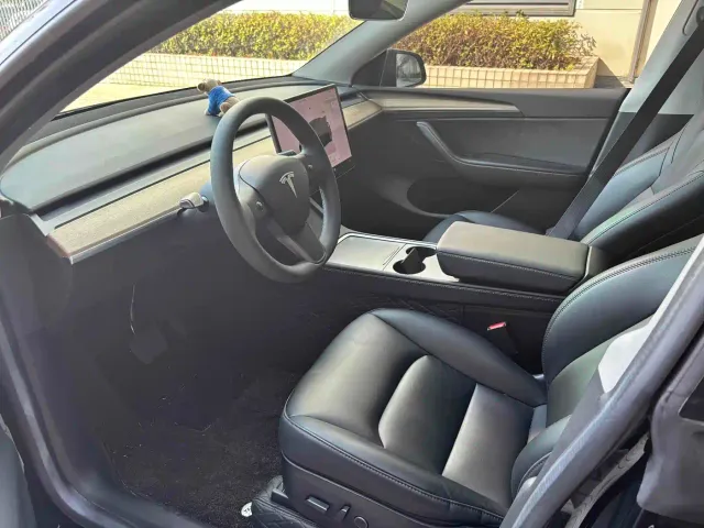 Tesla Model Y — Фото автомобиля 6