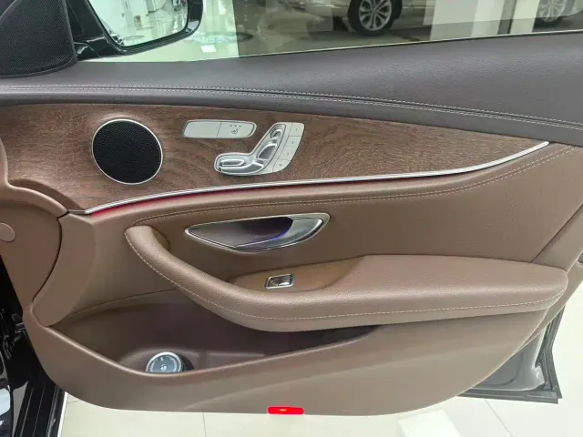Mercedes-Benz E-Class — Фото автомобиля 20