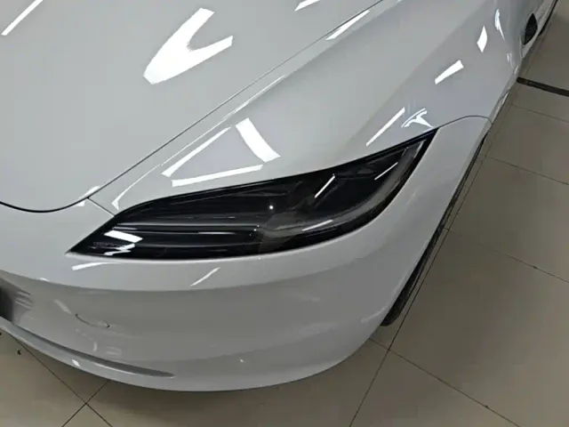 Tesla Model 3 — Фото автомобиля 23