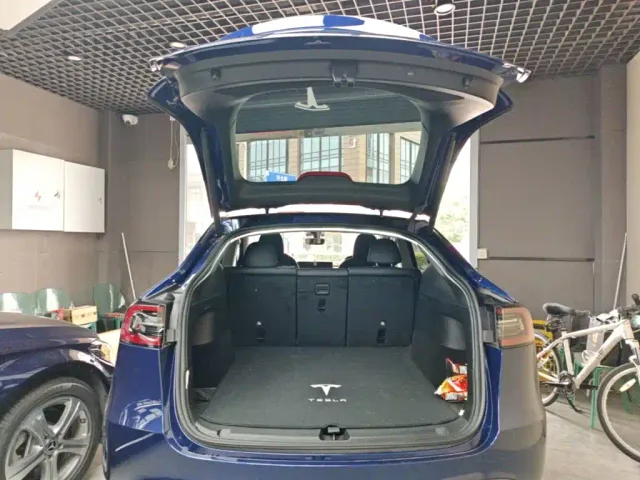 Tesla Model Y — Фото автомобиля 18