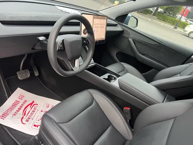 Tesla Model Y — Фото автомобиля 10