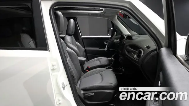 Jeep Renegade — Фото автомобиля 10