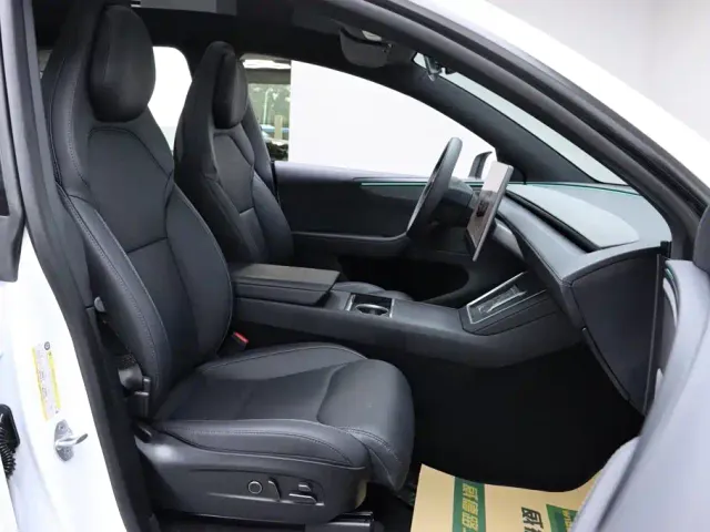 Tesla Model Y L — Фото автомобиля 15