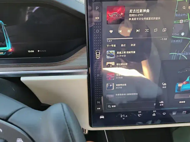 Tesla Model X — Фото автомобиля 16