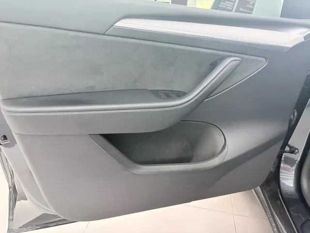 Tesla Model Y — Фото автомобиля 13
