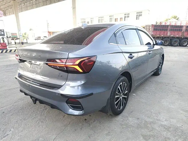 Roewe i5 — Фото автомобиля 6
