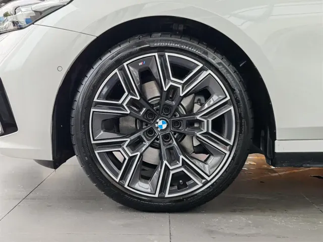 BMW 5 Series — Фото автомобиля 19