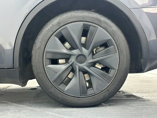 Tesla Model Y — Фото автомобиля 8