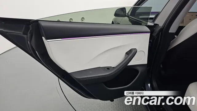 Tesla Model 3 — Фото автомобиля 22