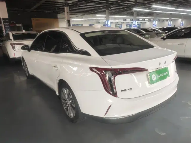 Hongqi E-QM5 — Фото автомобиля 4
