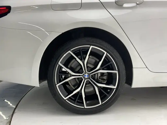 BMW 5 Series — Фото автомобиля 11
