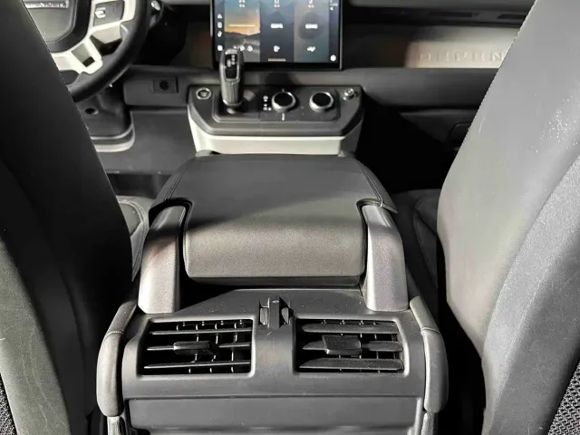 Land Rover Defender — Фото автомобиля 7