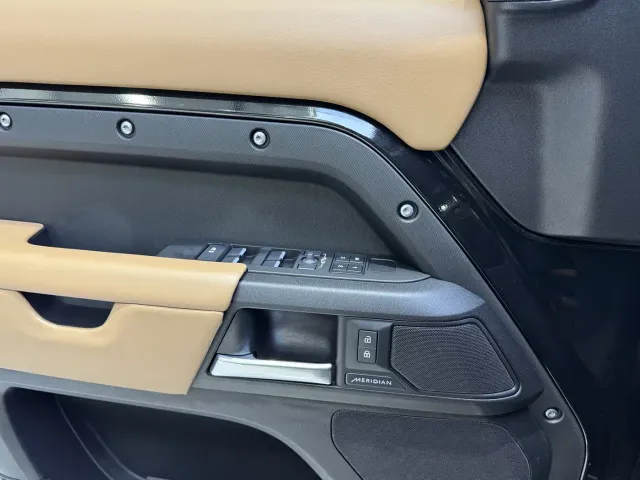 Land Rover Defender — Фото автомобиля 11