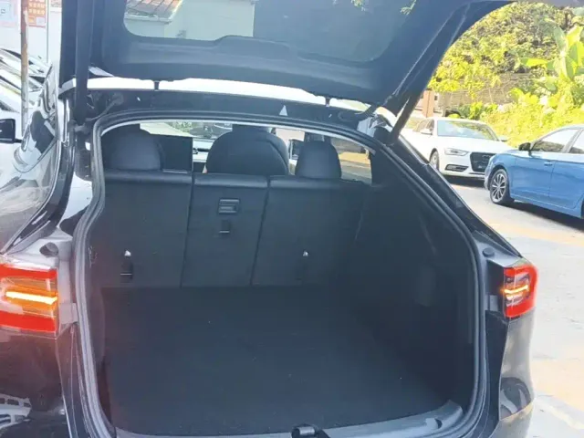 Tesla Model Y — Фото автомобиля 18