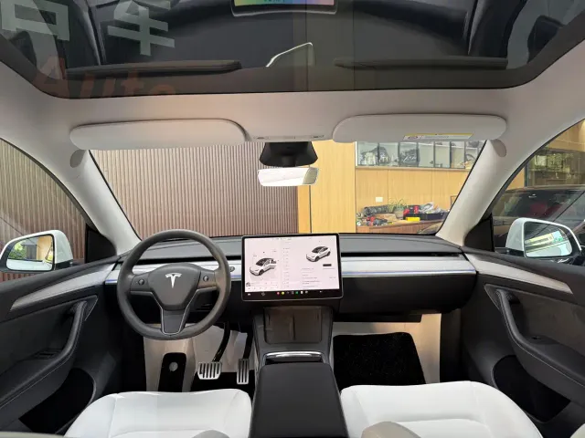 Tesla Model Y — Фото автомобиля 14