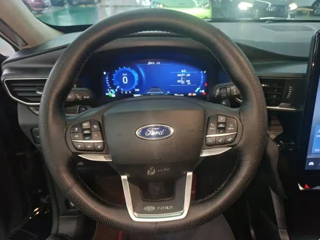 Ford Explorer — Фото автомобиля 10