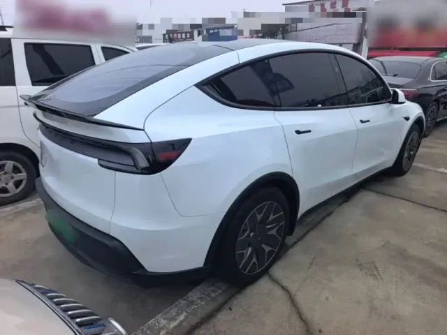 Tesla Model Y L — Фото автомобиля 6