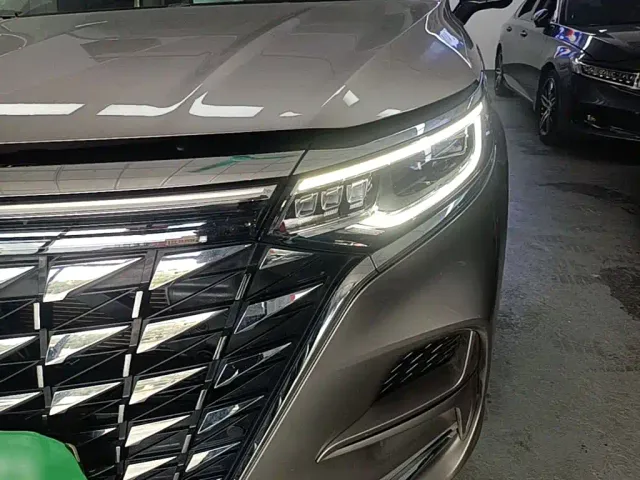 Roewe iMAX8 — Фото автомобиля 23