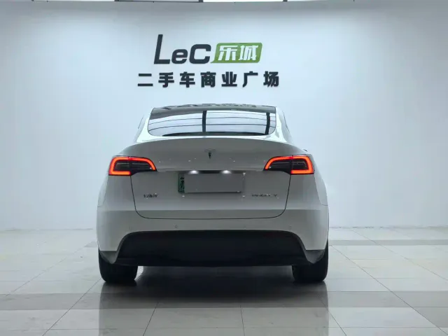 Tesla Model Y — Фото автомобиля 6