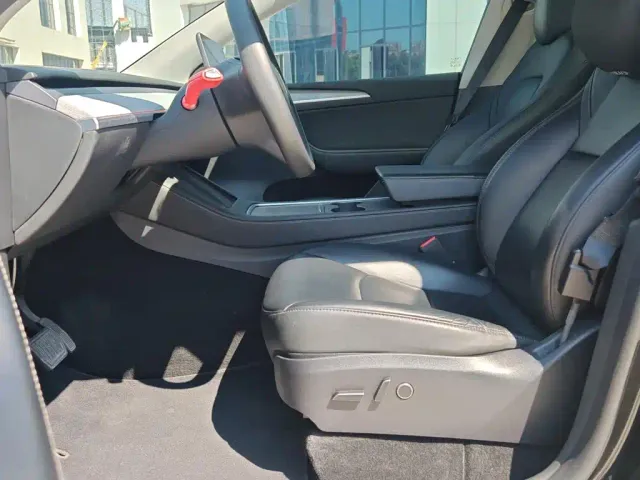 Tesla Model Y — Фото автомобиля 7