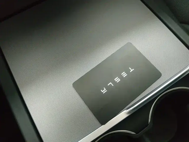 Tesla Model 3 — Фото автомобиля 8