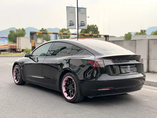 Tesla Model 3 — Фото автомобиля 12
